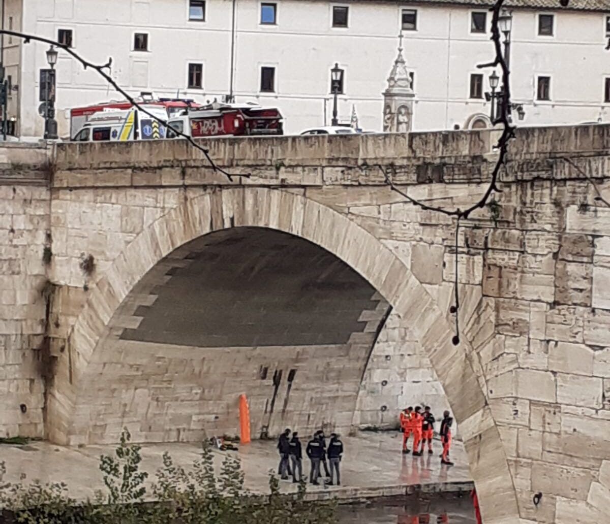 Roma, tragedia sul Tevere: identificato l'uomo caduto da Ponte Cestio