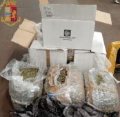 Roma, droga spedita comodamente a casa dentro i pacchi: l'indagine