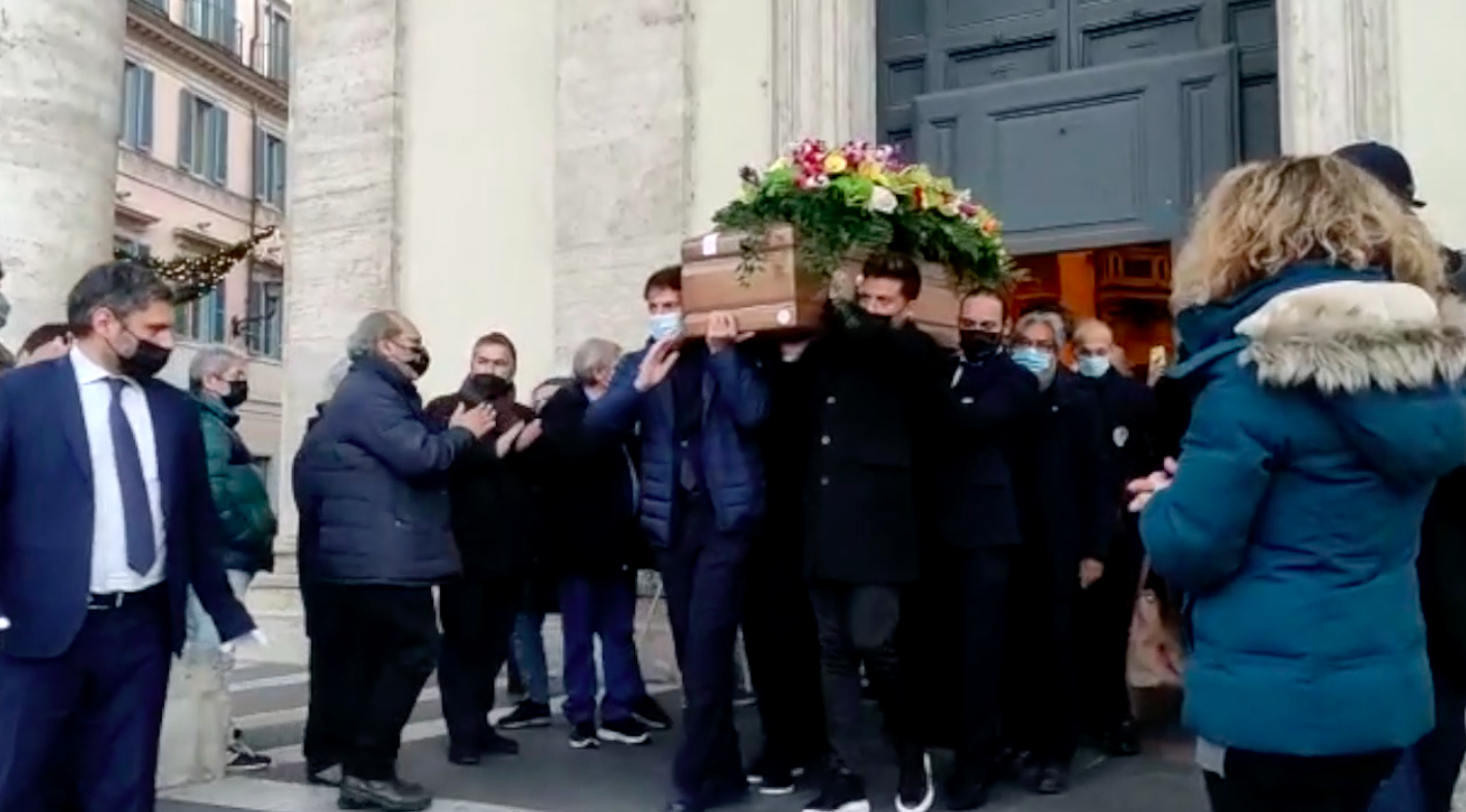 Roma, è morto Toni Santagata: cantante, cabarettista e conduttore tv. Il VIDEO dei funerali