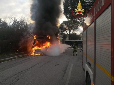 autobus in fiamme