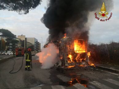 autobus in fiamme