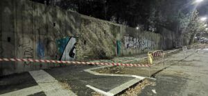 Roma, crolla un pezzo di muro davanti alla fermata dell'autobus: strada chiusa e parcheggi persi