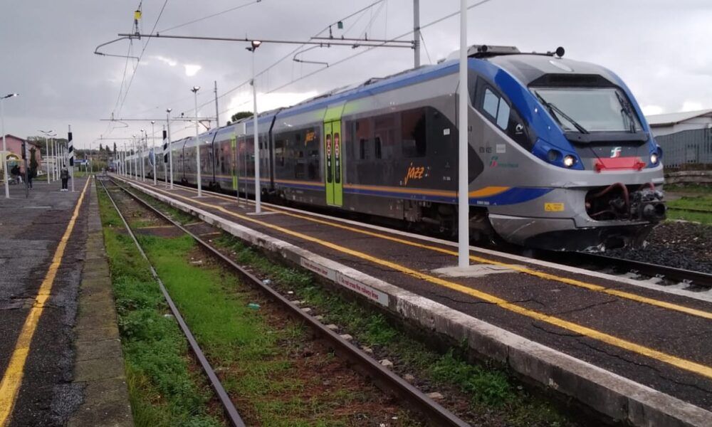 Tragedia alle porte di Roma: investito dal treno, morto un uomo Tragedia alle porte di Roma: investito dal treno, morto un uomo