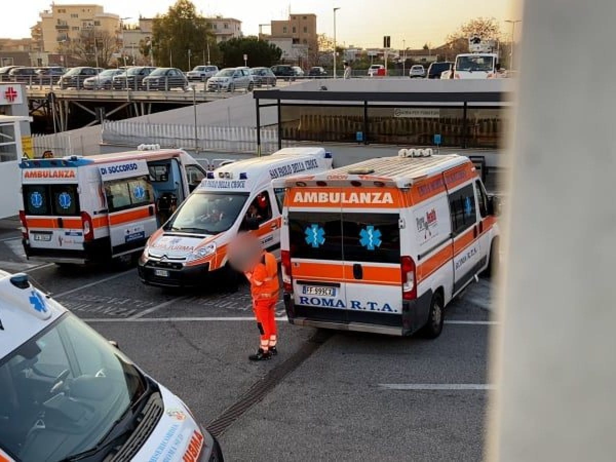 Ambulanza in attesa nel parcheggio a Ladispoli
