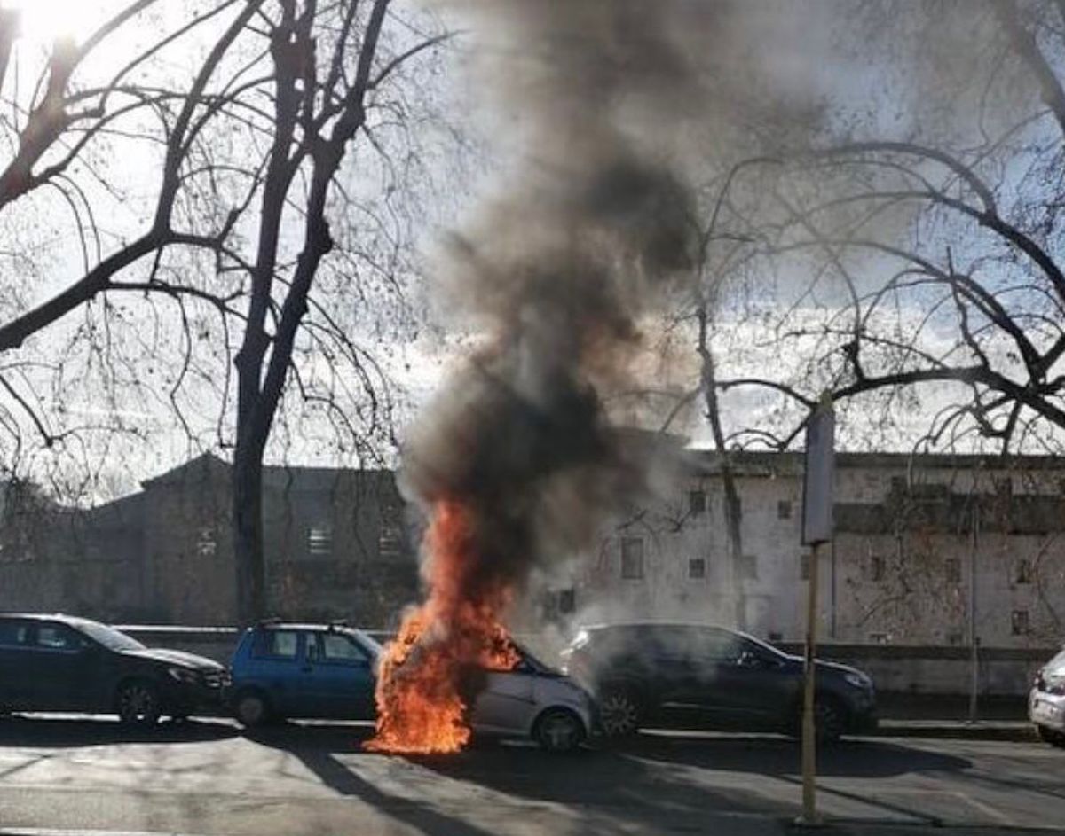 Auto a fuoco Lungotevere