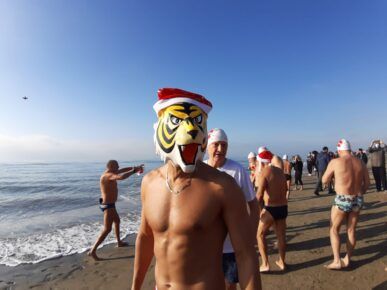 uomo tigre - bagno di Capodanno a Ostia