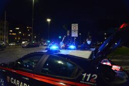 Roma, entra in un'auto parcheggiata e sfonda il quadro per rubarla