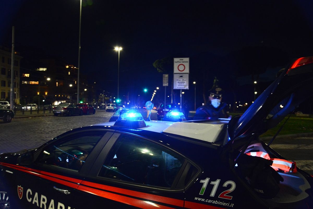 Roma, entra in un'auto parcheggiata e sfonda il quadro per rubarla