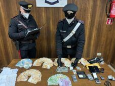 Droga, il maestro e l'allievo: 60enne e 27enne trovati con coca e 46mila euro in casa