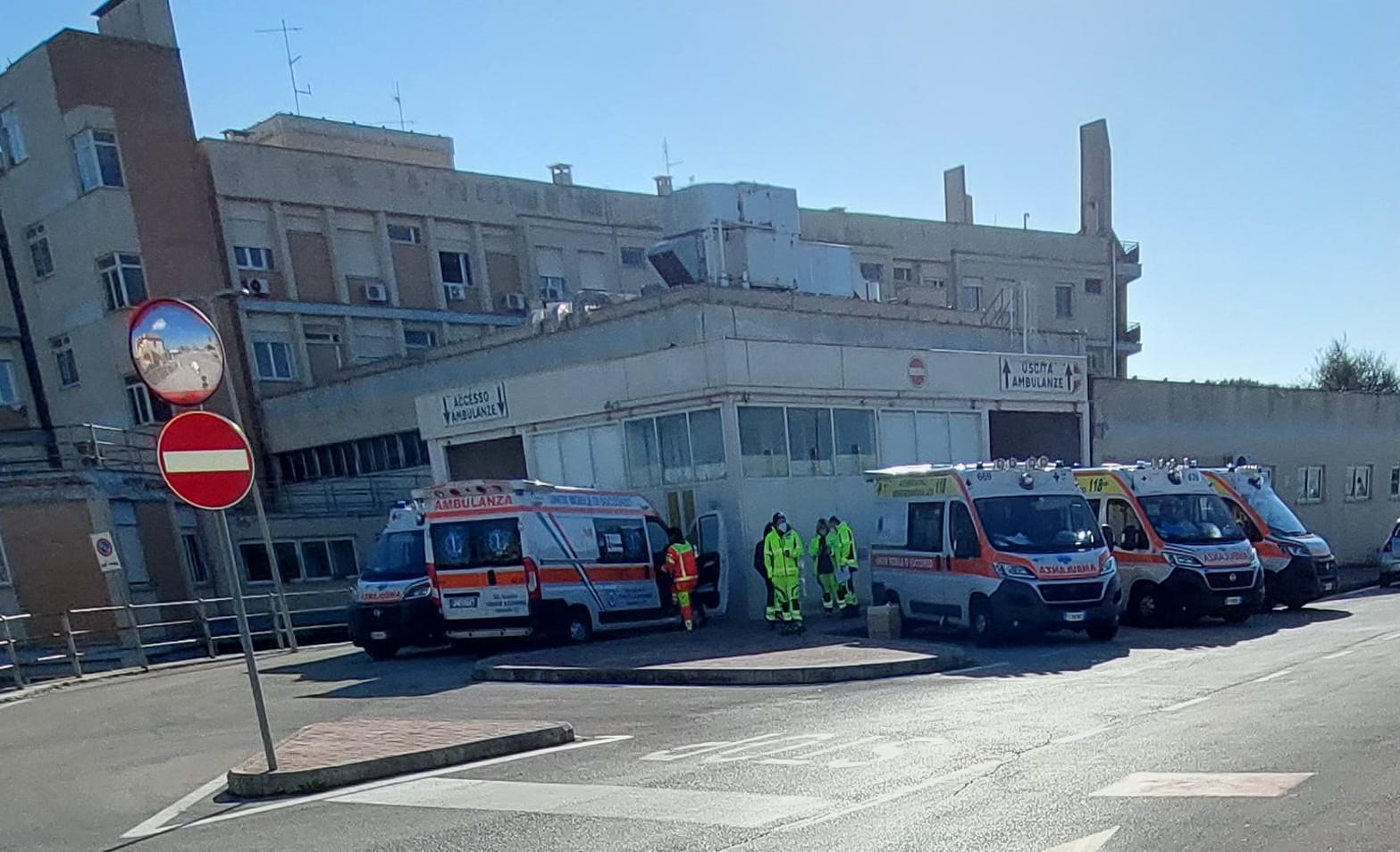 ambulanze bloccate pronto soccorso anzio