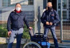 Anzio, scene surreali: volante della polizia insegue ladro su sedia a rotelle