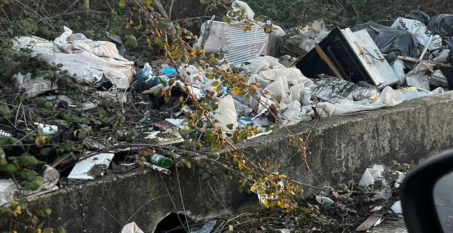 Montagne di rifiuti anche al casello: ''Un biglietto da visita per turisti e investitori'' (FOTO)