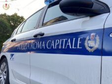 Roma, aggredisce studenti e studentesse mentre vanno a scuola: paura al parco