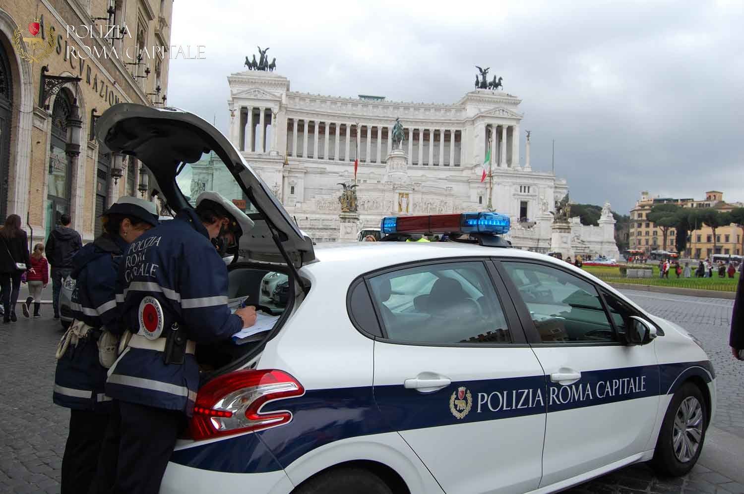 Follia a Roma, calci e pugni a veicoli e cittadini in pieno centro: minacce anche alla Polizia