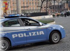 Roma, entra nel supermercato lo svaligia e aggredisce il personale: pazzo inseguimento dei dipendenti