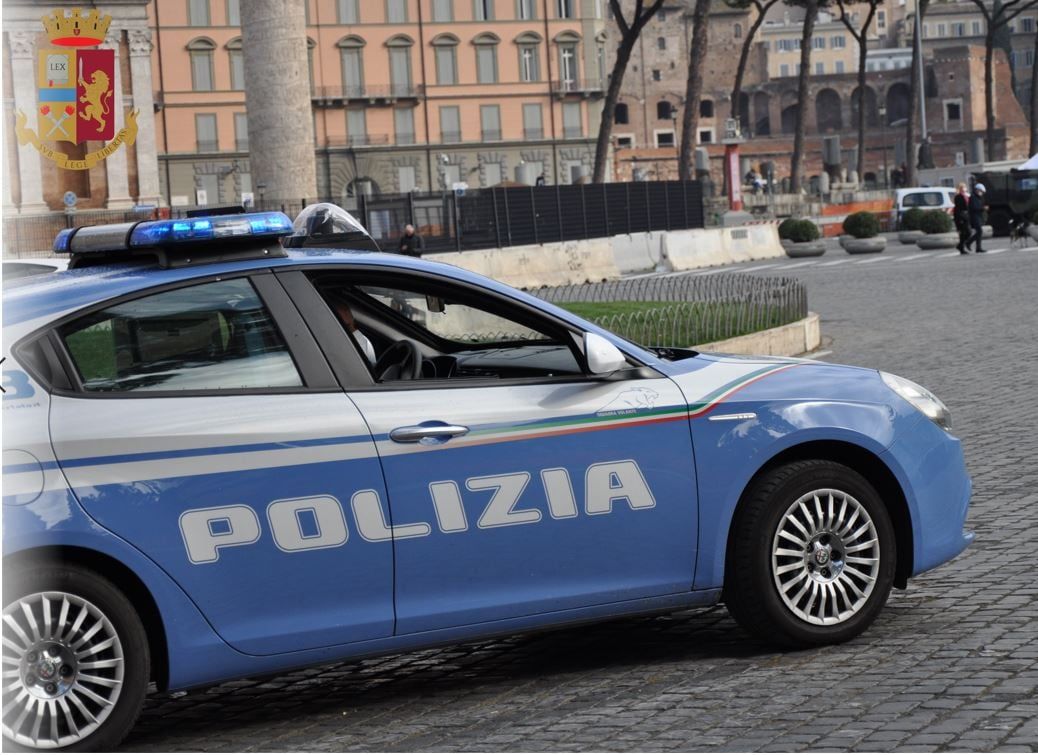 Roma, entra nel supermercato lo svaligia e aggredisce il personale: pazzo inseguimento dei dipendenti