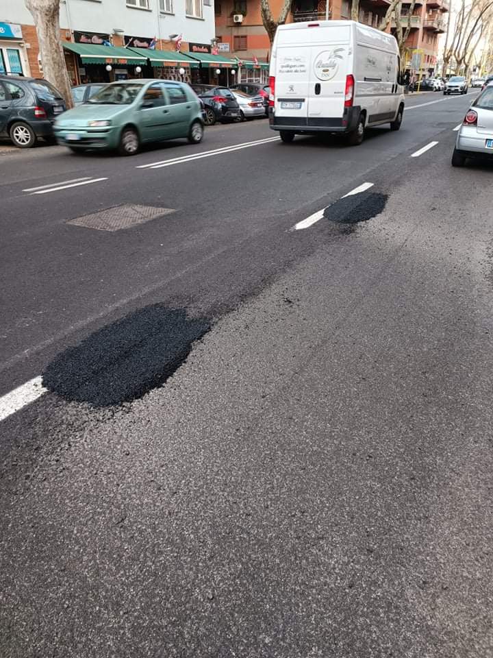 Roma, Via della Magliana: lavori da poco meno di una settimana e strada già distrutta (FOTO)