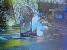 Nettuno, 5 vandali fanno esplodere portarifiuti al centro: i video della sorveglianza
