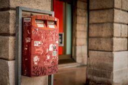 Ladri di bollette, sradica la buca delle lettere e se la porta via: lo choc del postino