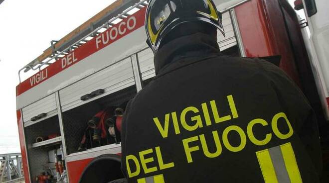 Incendio sull'Aurelia, strada chiusa e traffico deviato. Intervento dei vigili del fuoco