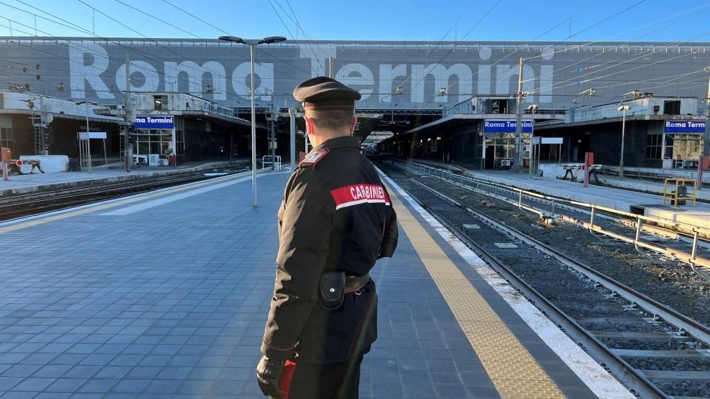 Roma, delirio alla stazione Termini: lanciava bottiglie di vetro contro le auto di passaggio