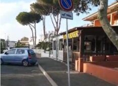 Fregene, strisce bianche col divieto di sosta e rimozione forzata: ''Un ingannevole controsenso''