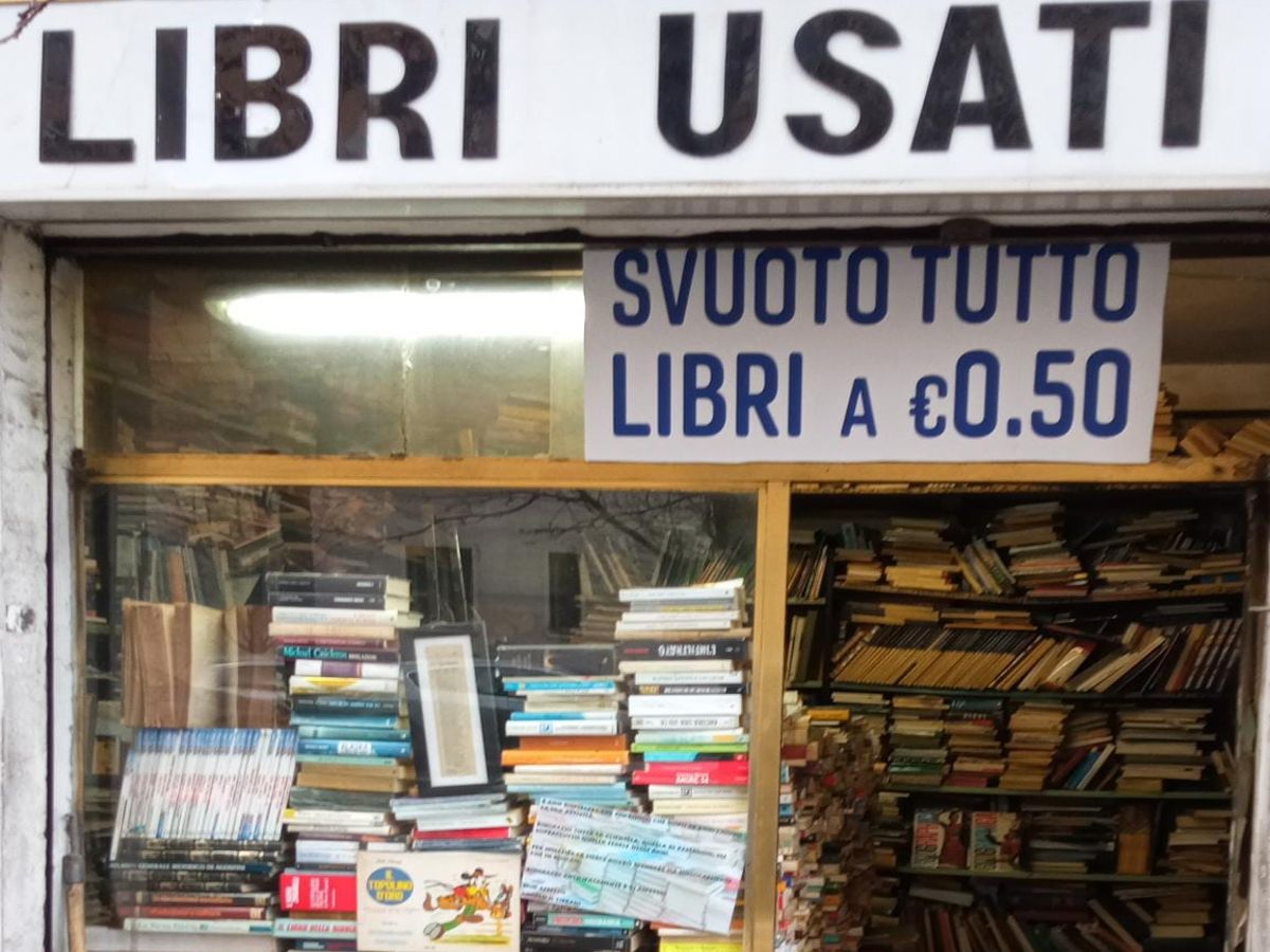 chiude negozio libri usati roma
