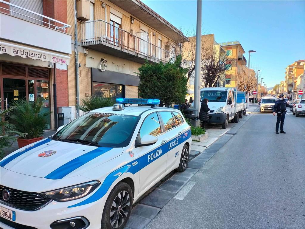 Polizia locale cisterna ferma uomo a bordo di scooter rubato