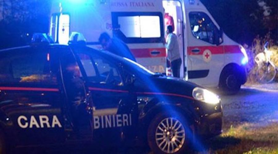 Carabinieri e Ambulanza dove è stato pugnalato l'uomo a Centocelle