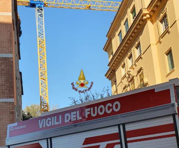 Roma, sfiorato il disastro: gru pericolante sulle teste dei passanti. Evacuate due palazzine