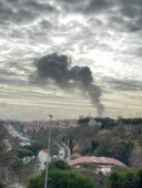 Roma, densa colonna di fumo nero: in fiamme un capannone e alcuni campi limitrofi