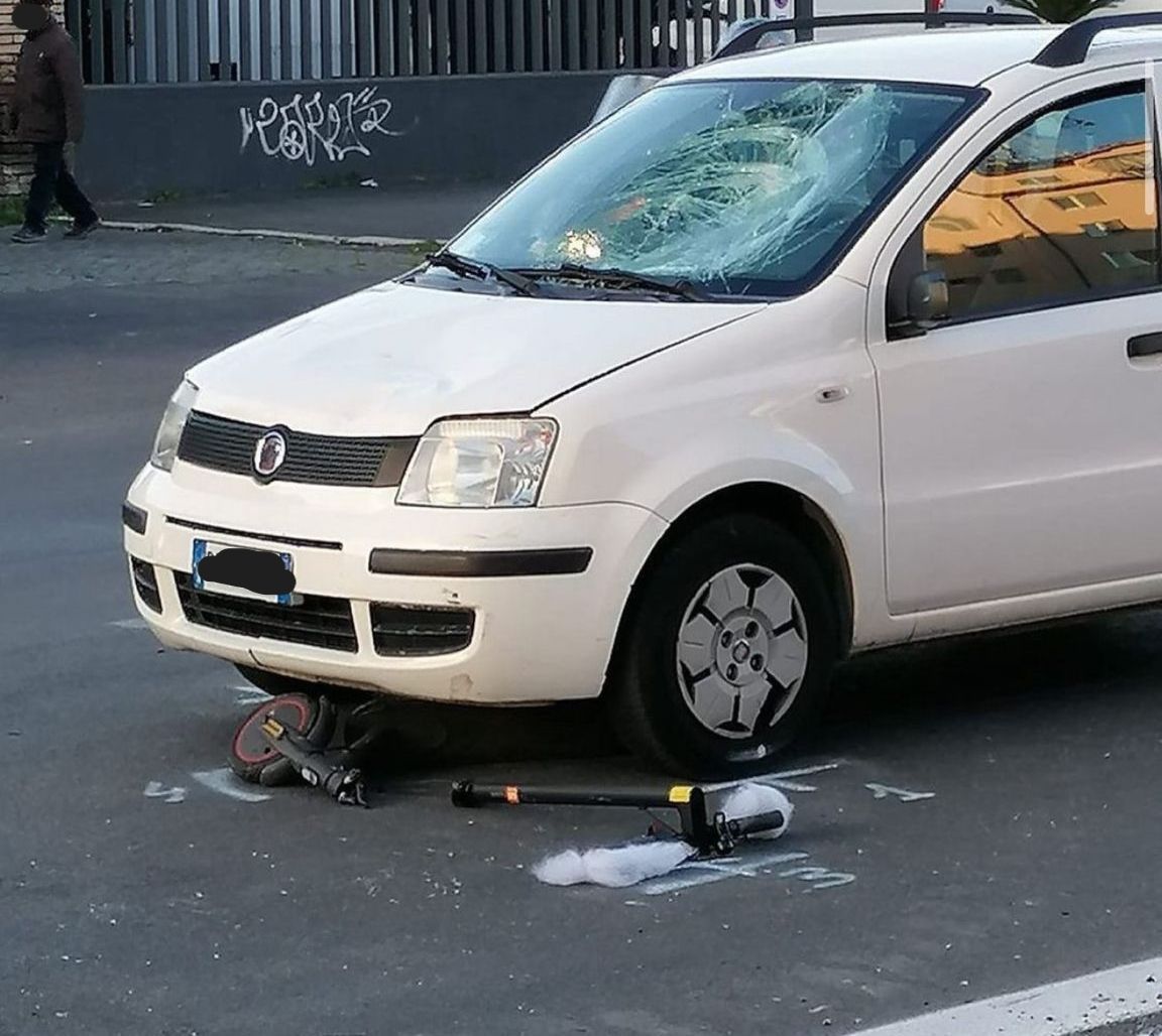 Monopattino auto incidente via tiburtina