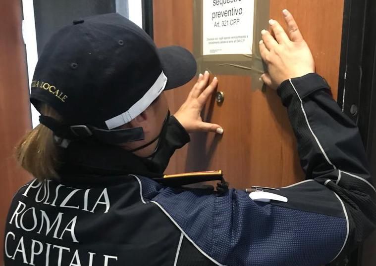 Roma: prima ruba gioielli e oggetti preziosi, poi occupa abusivamente una casa