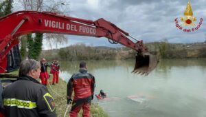 Precipita con l'auto nel Tevere: 47enne muore annegato