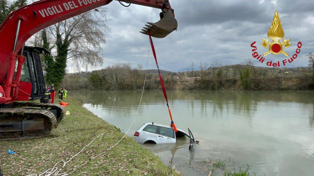 Precipita con l'auto nel Tevere e muore annegato: la tragedia in mattinata