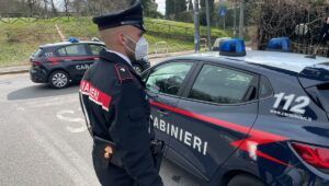 23enne aggredisce la madre e minaccia i carabinieri