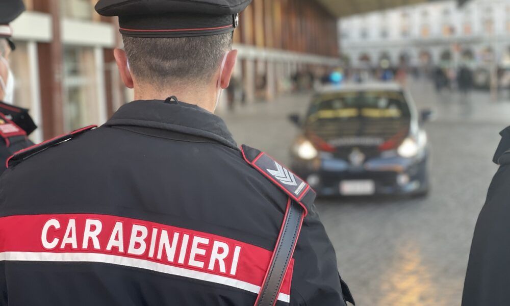 L'aggressione è avvenuta alla stazione ferroviaria di Ladispoli quando un uomo è stato ferito da una 33enne in evidente stato di alterazione.