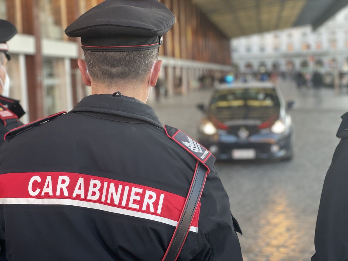 L'aggressione è avvenuta alla stazione ferroviaria di Ladispoli quando un uomo è stato ferito da una 33enne in evidente stato di alterazione.