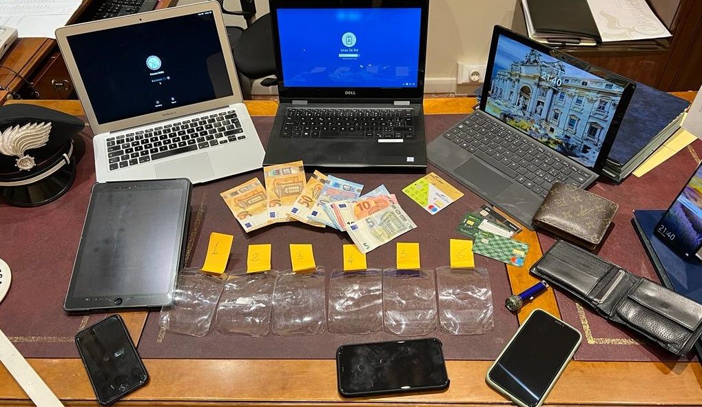 Roma, entra nell'hotel e saccheggia Pc e tablet degli ospiti: oltre 7.000 euro di merce rubata