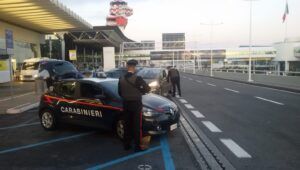 Pattuglia per Carabinieri per controlli a Fiumicino