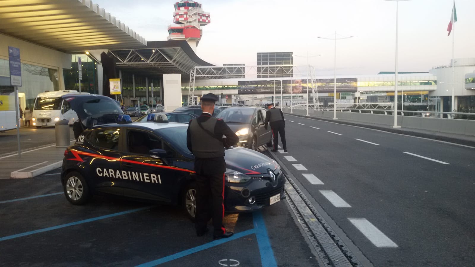 Pattuglia per Carabinieri per controlli a Fiumicino