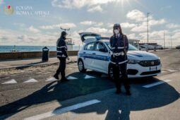 Ambulanza intervenuta a Ostia per il veicolo ribaltato sul Lungomare