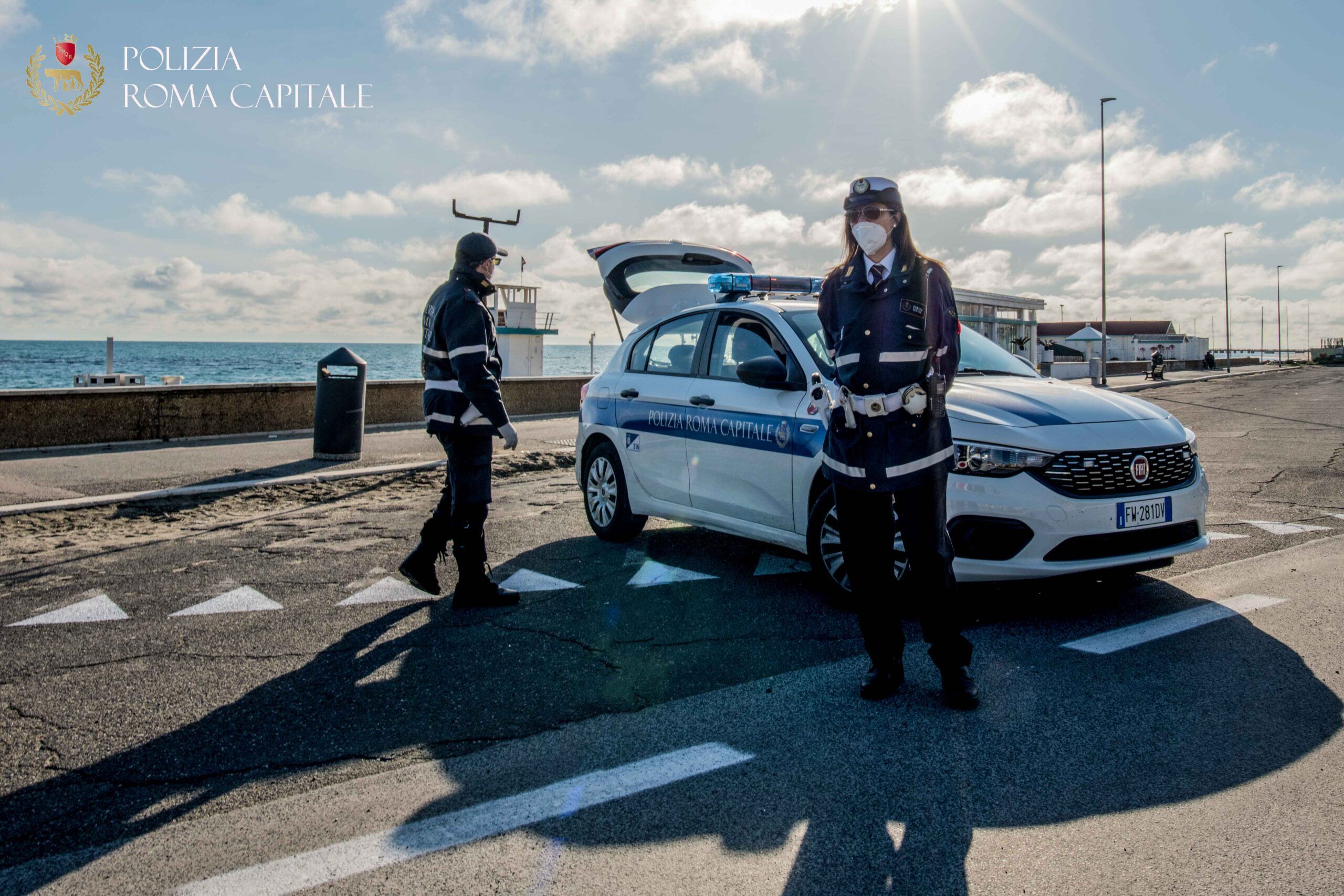 Ambulanza intervenuta a Ostia per il veicolo ribaltato sul Lungomare