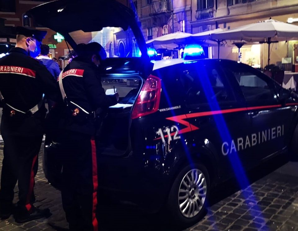 pattuglia dei carabinieri per maxi rossa fuori da un locale del quartiere prati