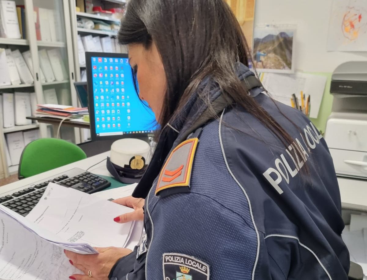 Agente della polizia locale di lanuvio impegnata nell'operazione che ha portato a scoprire il giro di green pass falsi