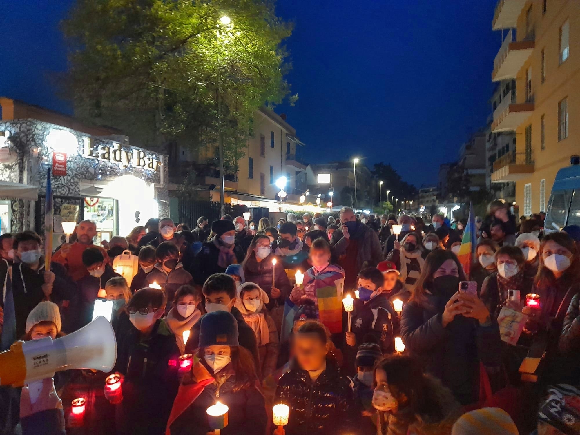 fiaccolata pace roma