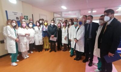 Persone in camice presso il reparto di oncologia femminile