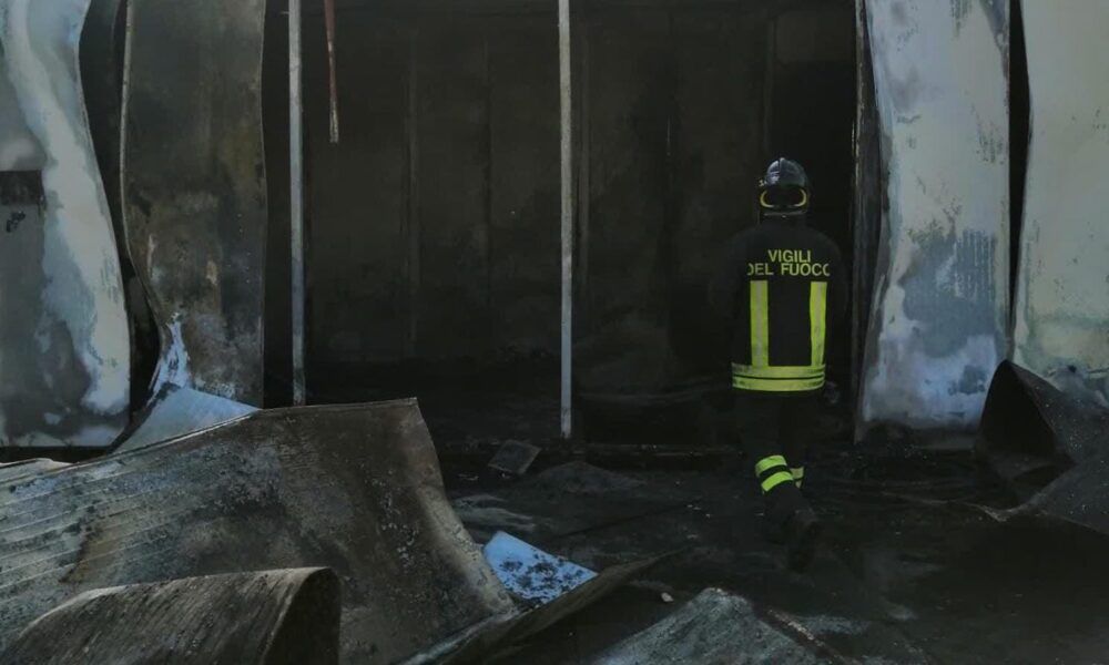 Roma, va a fuoco un capannone di Ferrovie dello Stato: struttura divorata dalla fiamme