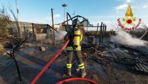 Vigile del Fuoco in azione a Latina per l'incendio a un campeggio a Foce Verde