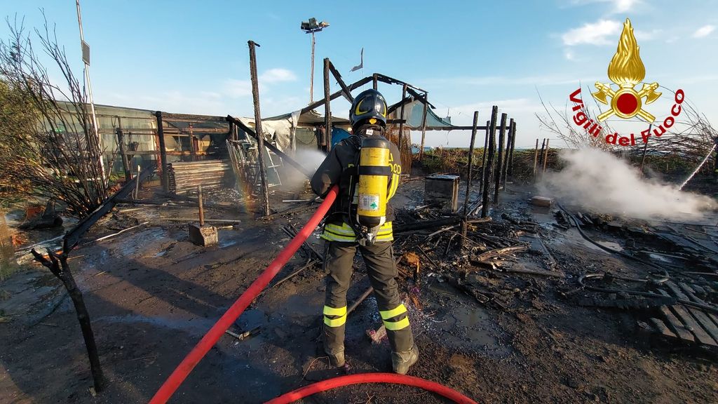 Vigile del Fuoco in azione a Latina per l'incendio a un campeggio a Foce Verde